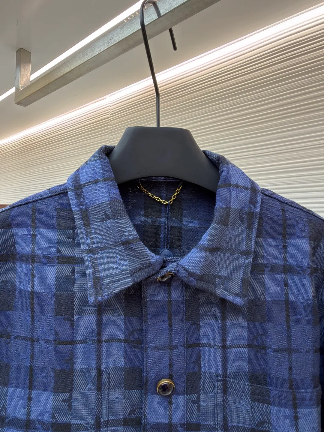 LOUIS VUITTON plaid denim jacket-style shirt ●Original version: 23479 purchase and development ●Item number: 1682070-B40 ●Material: cotton fabric ●Technology: jacquard production ●Color: blue ●Version: fitted version ●Weight: about 2070 grams ●Size: S-M-L-XL ●Description: This denim jacket-style shirt adopts dark and light tones to highlight Monogram and the elegant strokes of plaid jacquard. Interior and exterior chest pockets add a touch of style, and an embossed leather label sits at the back. Regular fit 85% cotton, 15% polyester, logo jacquard Shirt collar Pearlescent buttons. Patch pocket on chest, interior pocket on right side, side pockets. Logo patch on rear. The overall wiring is straight and delicate, the fabric is comfortable and soft, and the color is consistent without color difference. It can be matched with the same style to create a fashionable look and control various occasions. Customized accessories, complete with three standards, same style for men and women!
